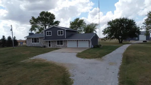 $405,000 | 1985 North 670 East Road, Gilman, IL 60938