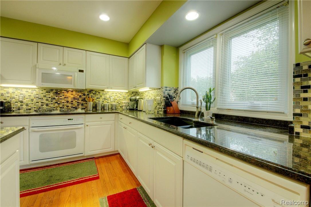 46401 Mornington Road Canton, MI 48188 - Photo 20 of 56 20 Kitchen.jpg