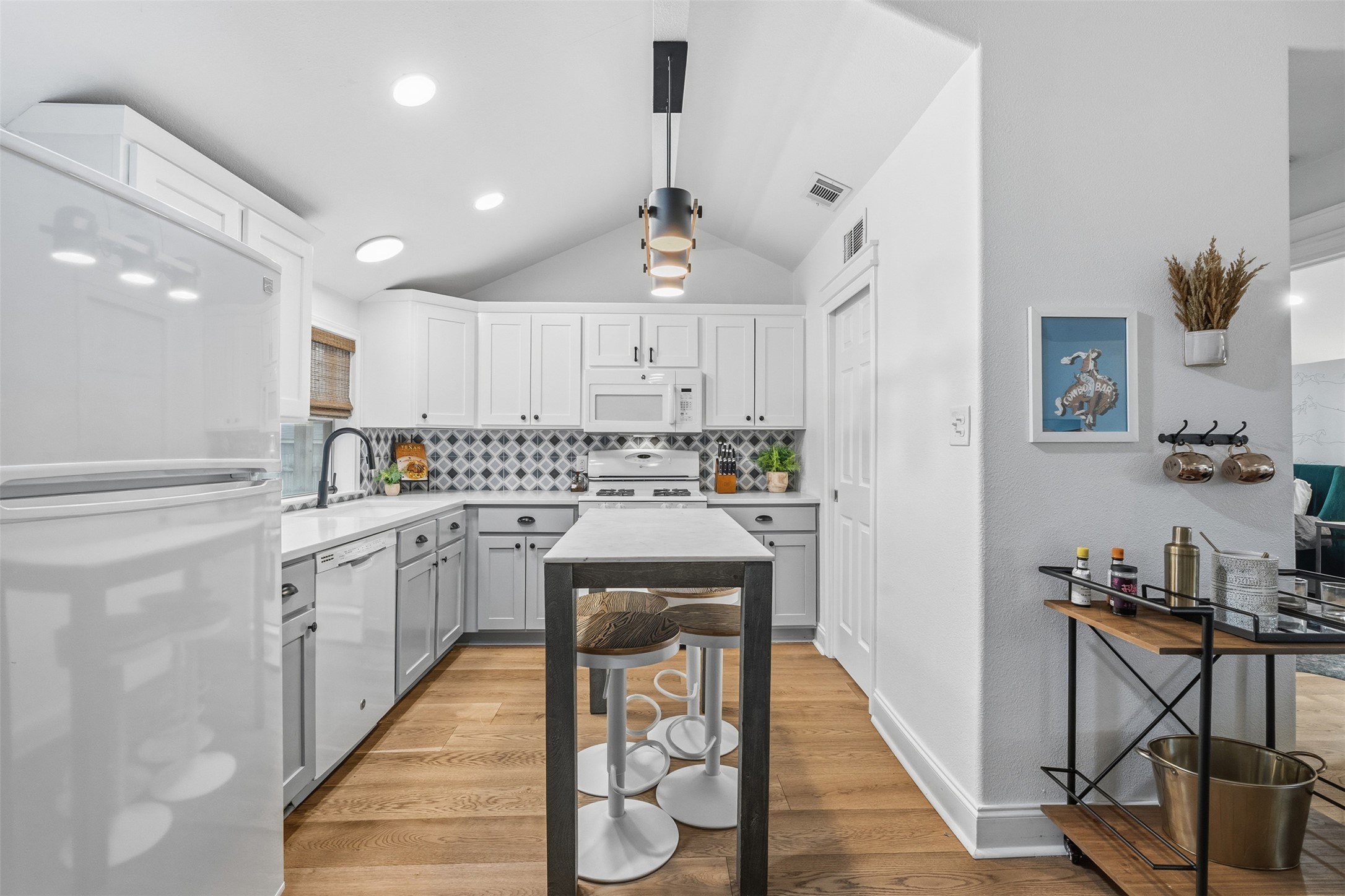 504 East 5th Street Georgetown, TX 78626 - Photo 9 of 34