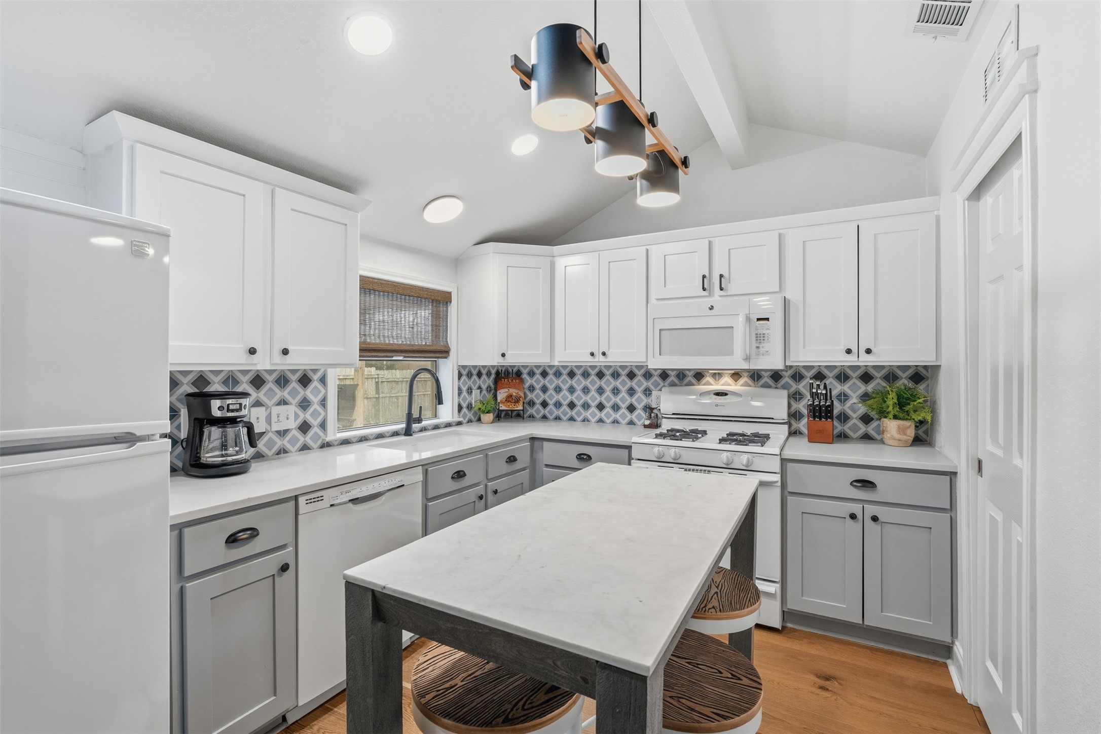 504 East 5th Street Georgetown, TX 78626 - Photo 10 of 34