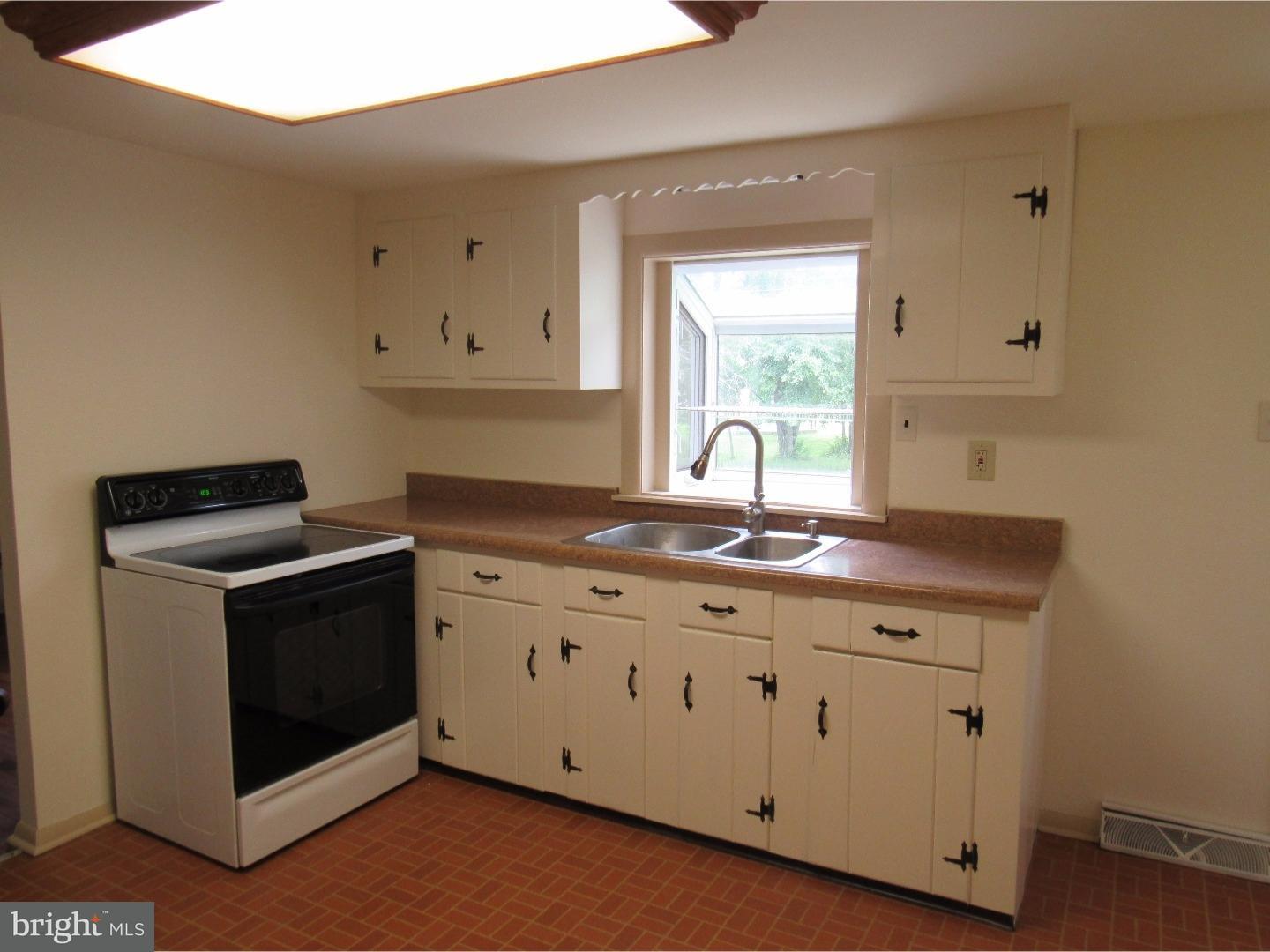 974 Bent Road Hatfield, PA 19440 - Photo 8 of 23 Kitchen