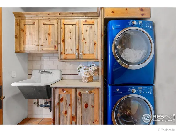 a view of a kitchen with washer and dryer