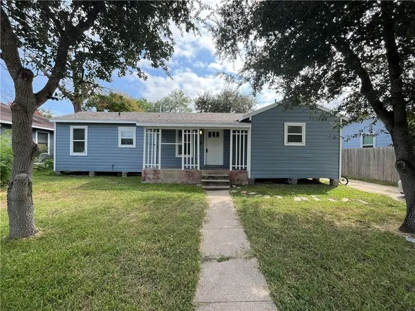 a view of a house with a backyard