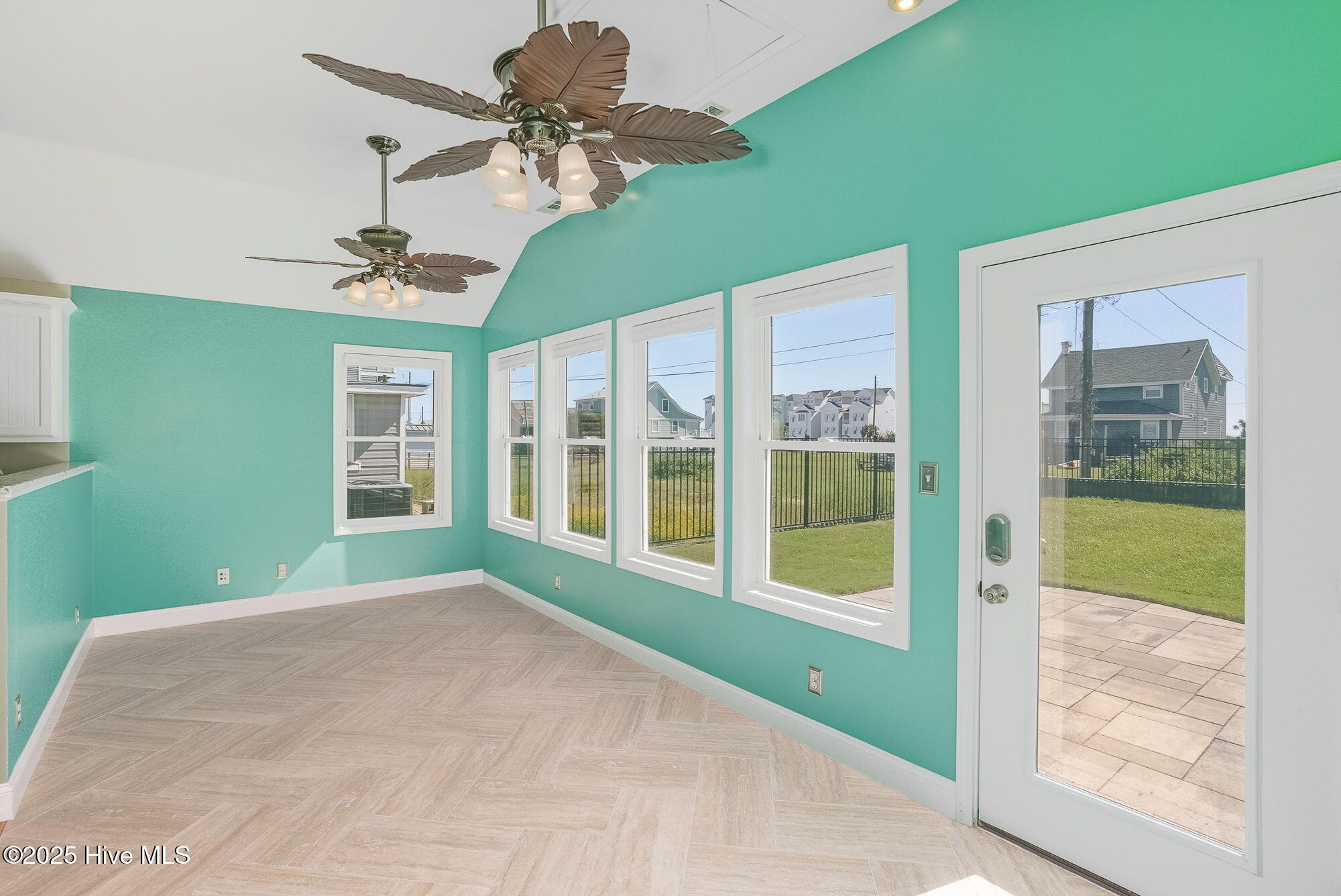 209 West Terminal Boulevard Atlantic Beach, NC 28512 - Photo 23 of 35 23-web-or-mls-chadwick-visuals-209-w-ter