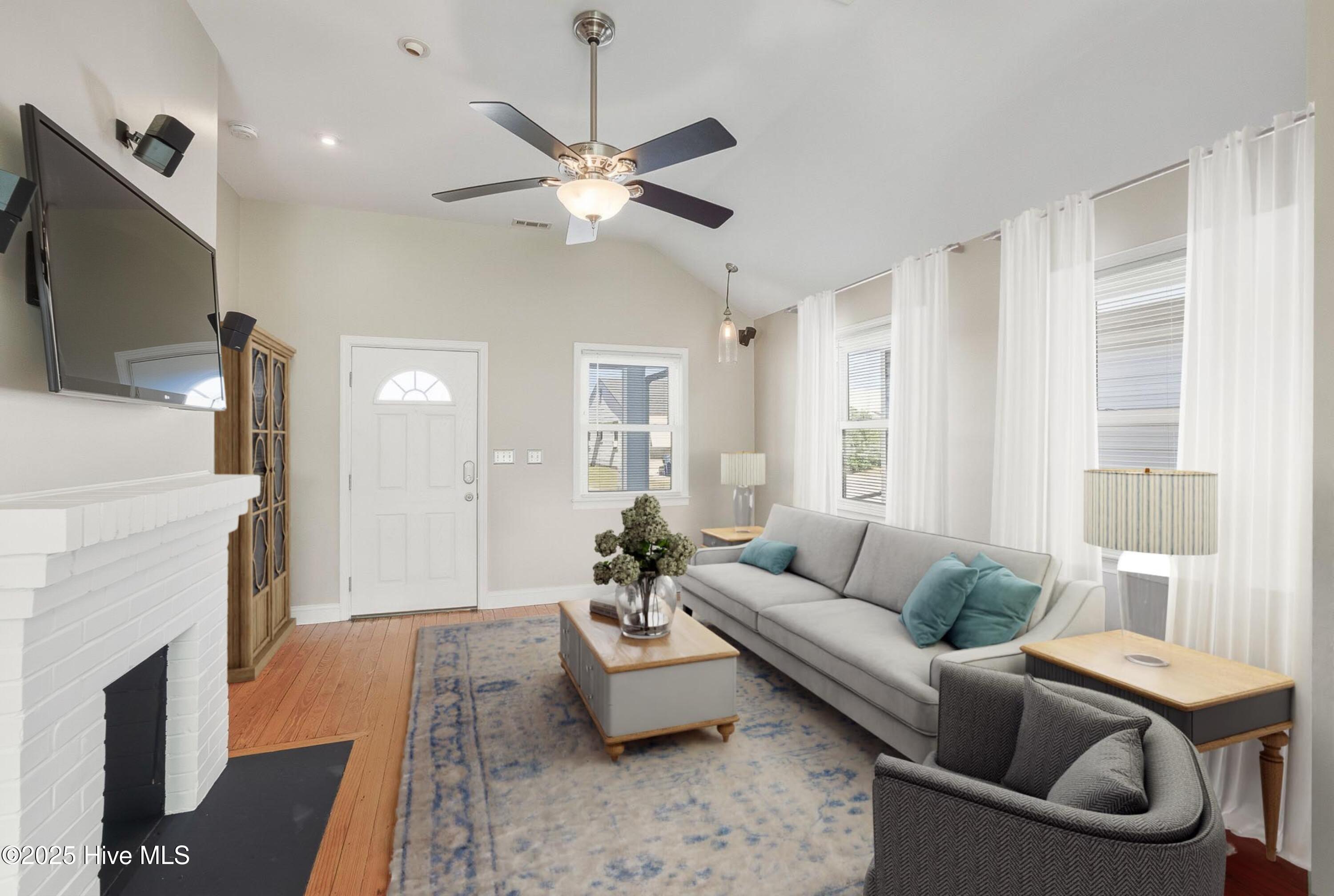 209 West Terminal Boulevard Atlantic Beach, NC 28512 - Photo 5 of 35 Living