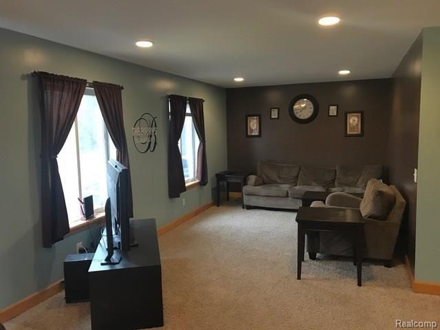 547 South Maple Leaf Road Lapeer, MI 48446 - Photo 28 of 30 living.jpeg