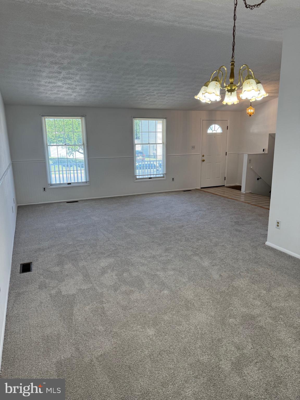 540 Fuselage Avenue Baltimore, MD 21221 - Photo 3 of 17 Living Room