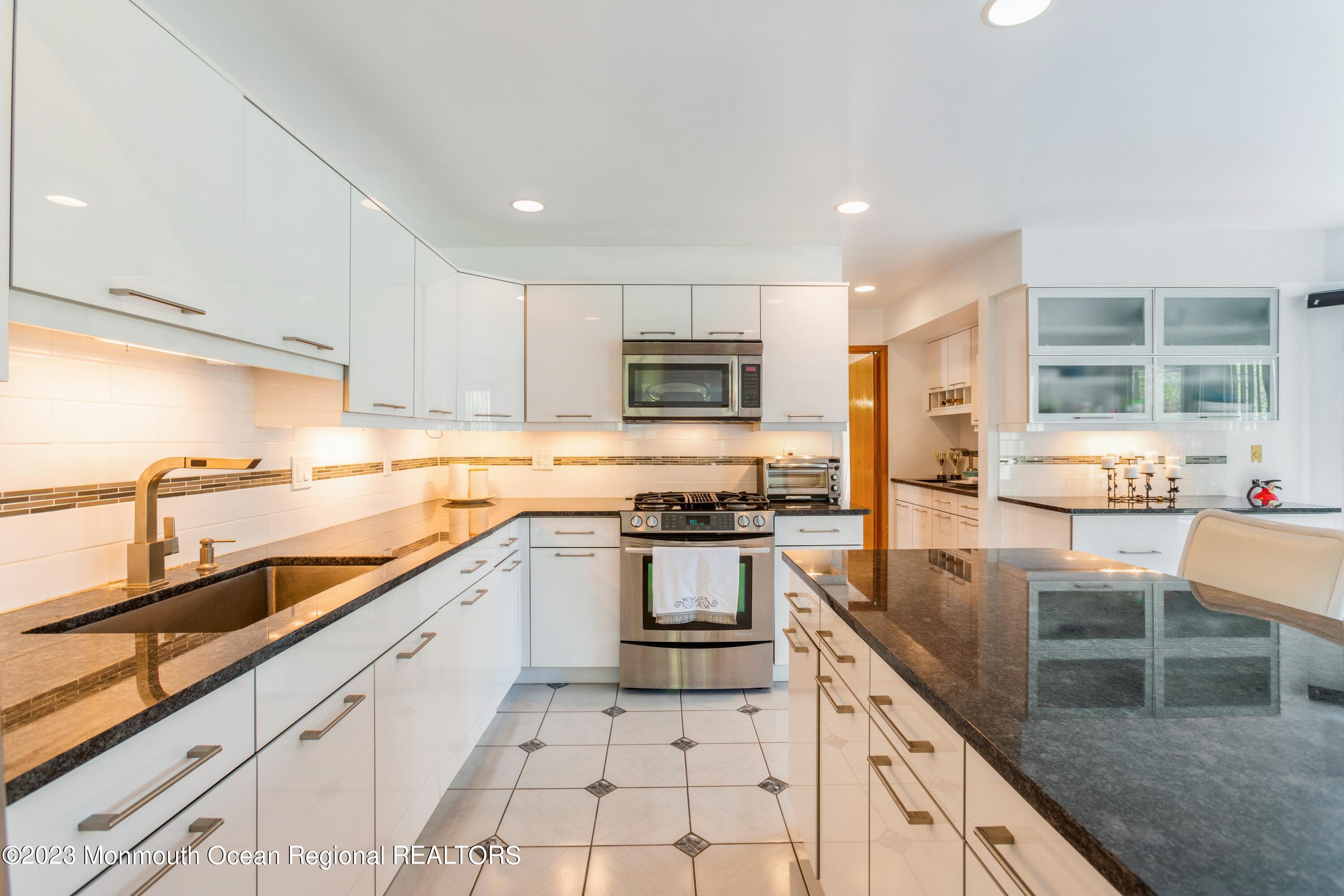 1121 Cooper Road Scotch Plains, NJ 07076 - Photo 9 of 43 11_1121CooperRd_2011_HiRes