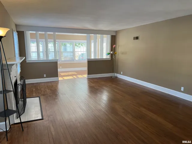 $169,900 | 215 East Vandalia Road, South Jacksonville, IL 62650