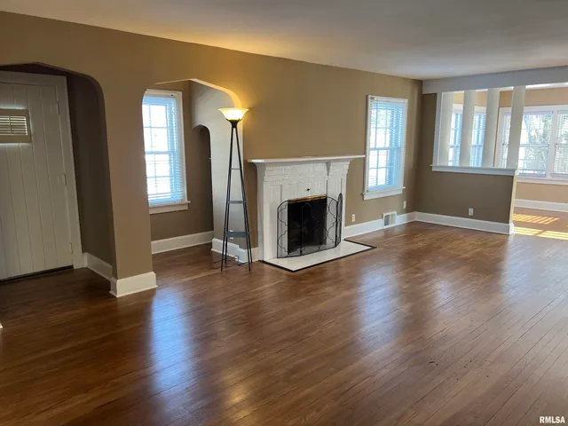 $169,900 | 215 East Vandalia Road, South Jacksonville, IL 62650