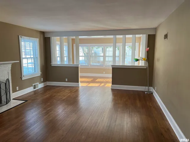 $169,900 | 215 East Vandalia Road, South Jacksonville, IL 62650