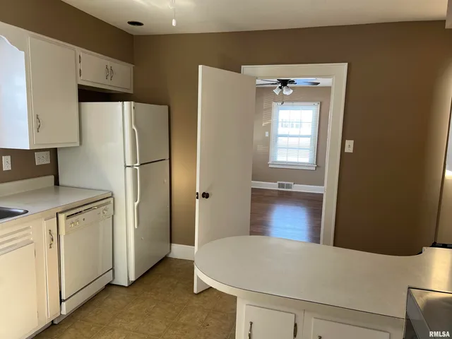 $169,900 | 215 East Vandalia Road, South Jacksonville, IL 62650