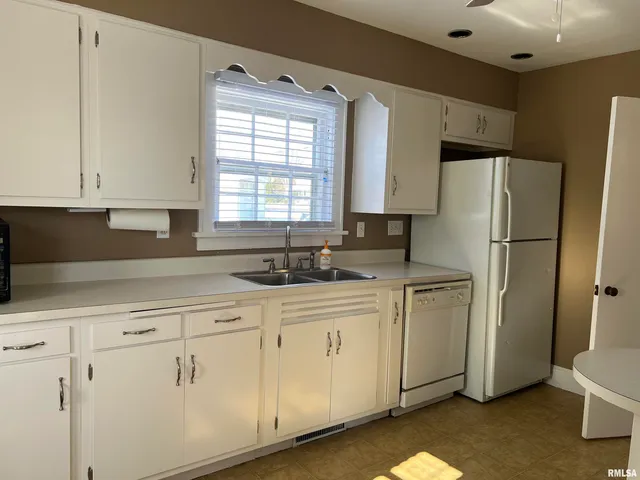 $169,900 | 215 East Vandalia Road, South Jacksonville, IL 62650