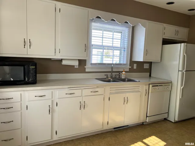 $169,900 | 215 East Vandalia Road, South Jacksonville, IL 62650