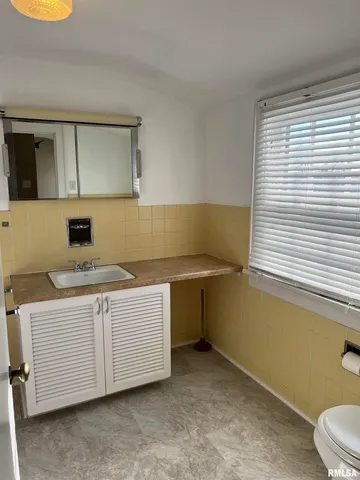 $169,900 | 215 East Vandalia Road, South Jacksonville, IL 62650