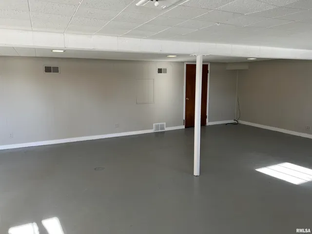 $169,900 | 215 East Vandalia Road, South Jacksonville, IL 62650