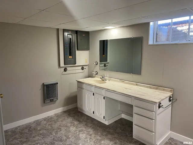 $169,900 | 215 East Vandalia Road, South Jacksonville, IL 62650