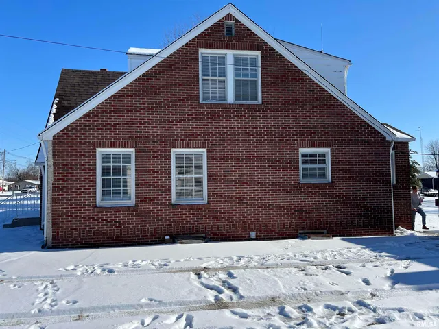 $169,900 | 215 East Vandalia Road, South Jacksonville, IL 62650