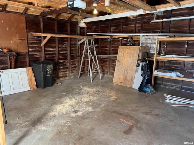 $169,900 | 215 East Vandalia Road, South Jacksonville, IL 62650