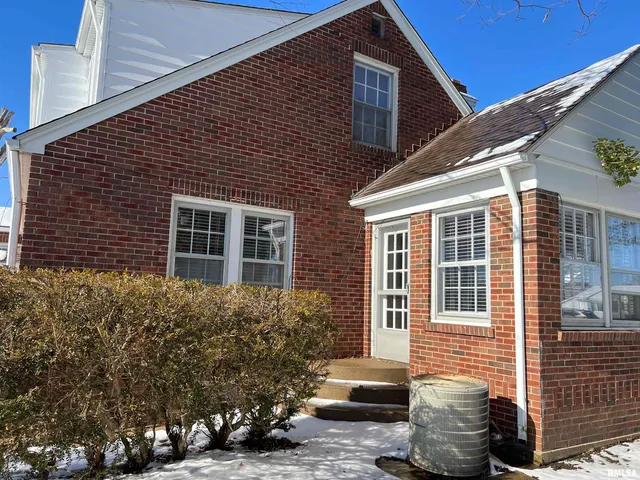 $169,900 | 215 East Vandalia Road, South Jacksonville, IL 62650