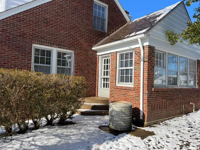 $169,900 | 215 East Vandalia Road, South Jacksonville, IL 62650