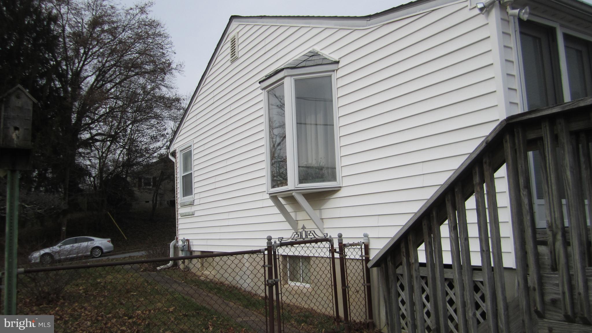 SIDE VIEW BAY WINDOW