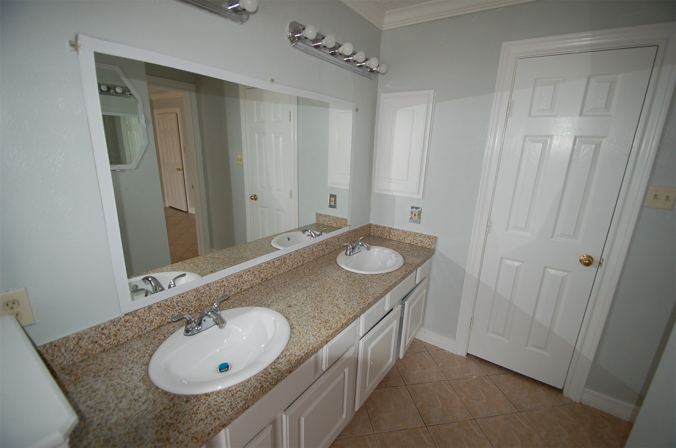 3338 Walhalla Drive Houston, TX 77066 - Photo 15 of 29 Double sinks in primary bath