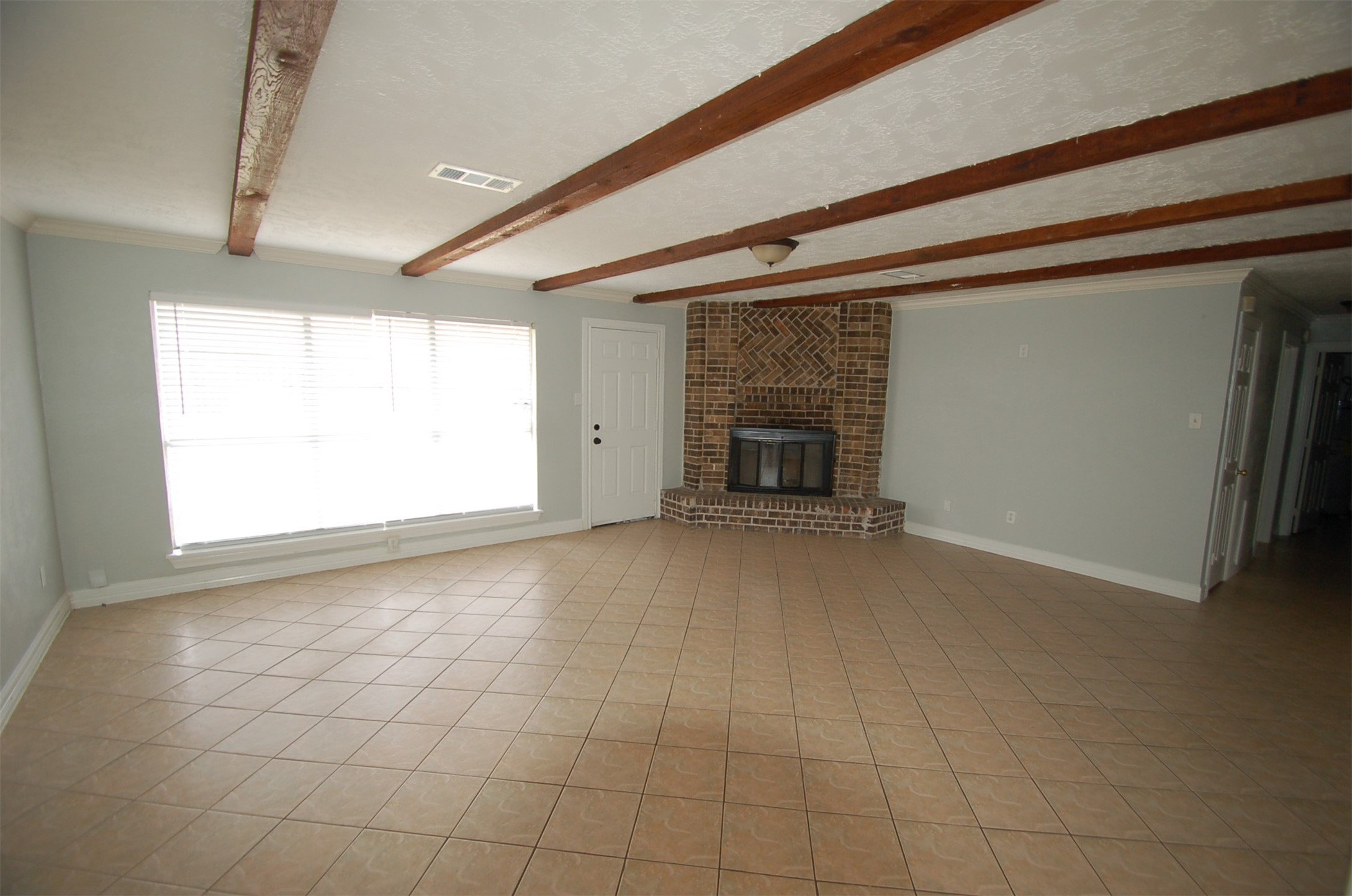 3338 Walhalla Drive Houston, TX 77066 - Photo 5 of 29 Huge den with fireplace