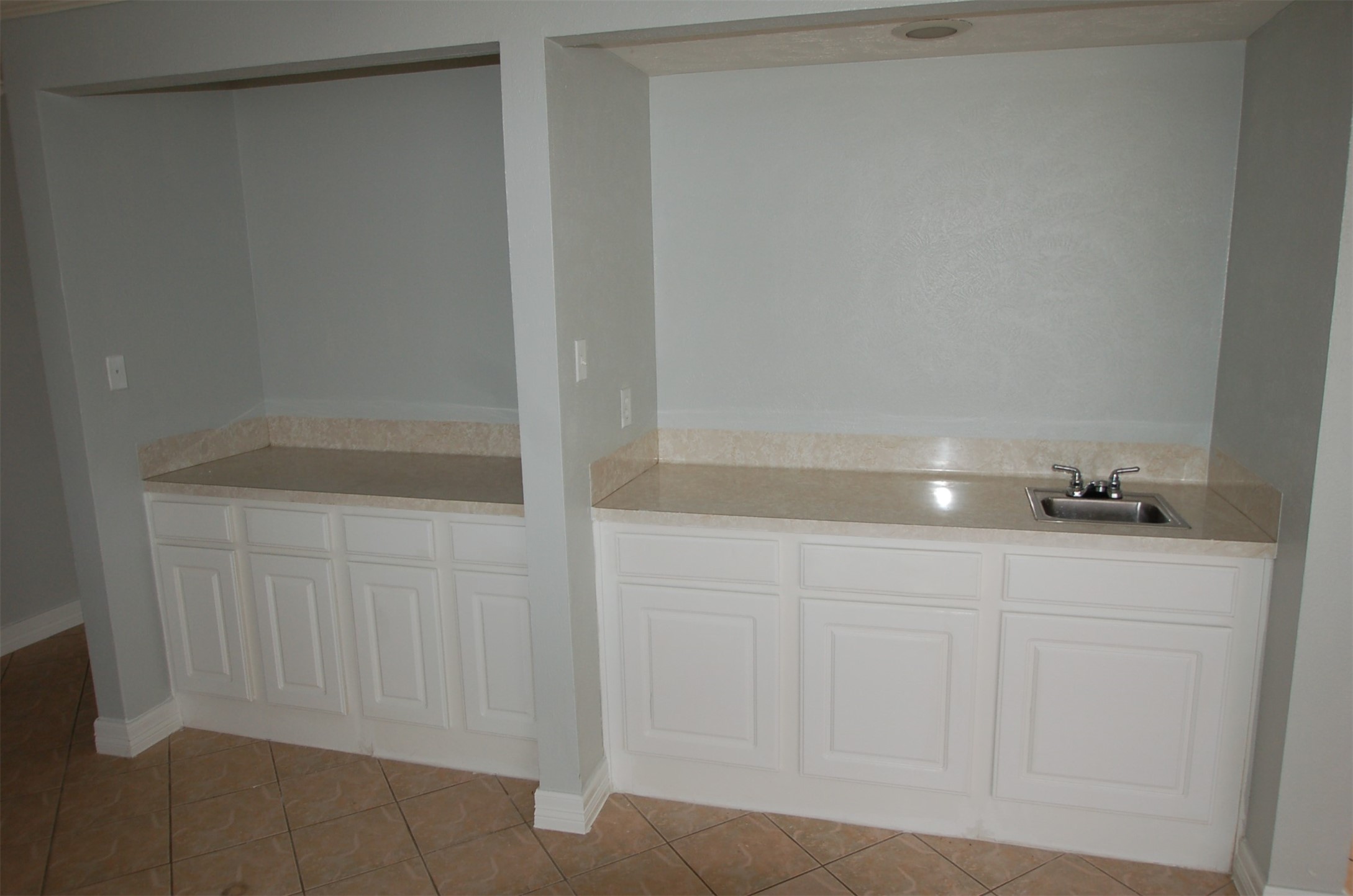 3338 Walhalla Drive Houston, TX 77066 - Photo 6 of 29 Wet bar area in den