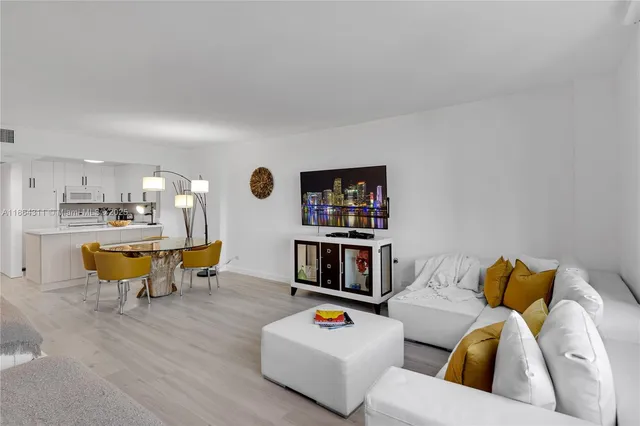 $8,000 | 2301 Collins Avenue, Unit 542, Miami Beach, FL 33139