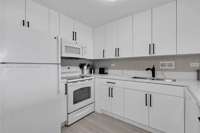 $8,000 | 2301 Collins Avenue, Unit 542, Miami Beach, FL 33139