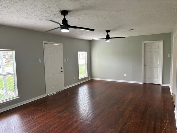 $1,350 | 5345 Higgins Street, Houston, TX 77033