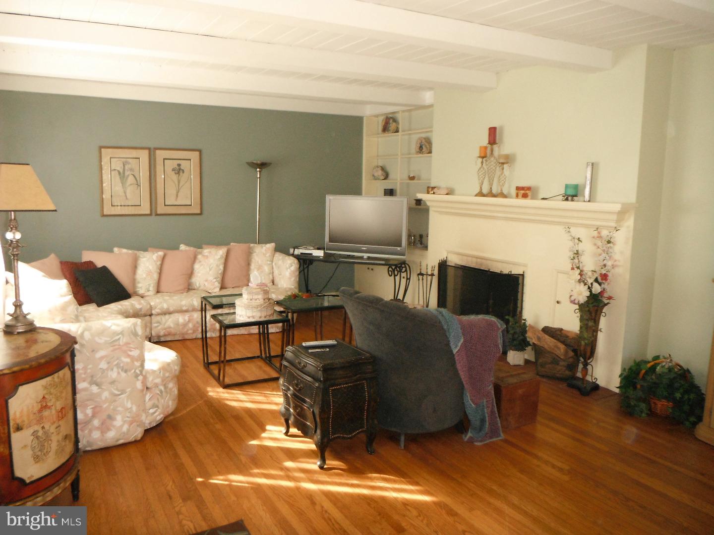 931 Gilbert Road Cheltenham, PA 19012 - Photo 2 of 14 Living Room