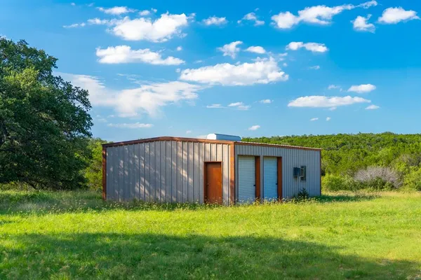 a view of a house with backyard