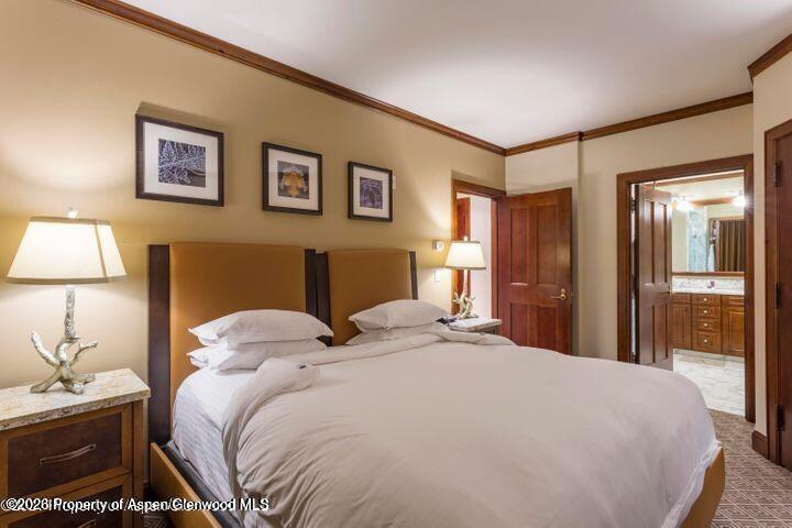 39 Boomerang Road, Unit 841119 Aspen, CO 81611 - Photo 5 of 18 a bedroom with a bed and a lamp