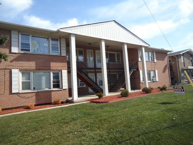 7831 Roberts Road, Unit 3 Bridgeview, IL 60455 - Photo 1 of 7 a view of a house with yard and porch