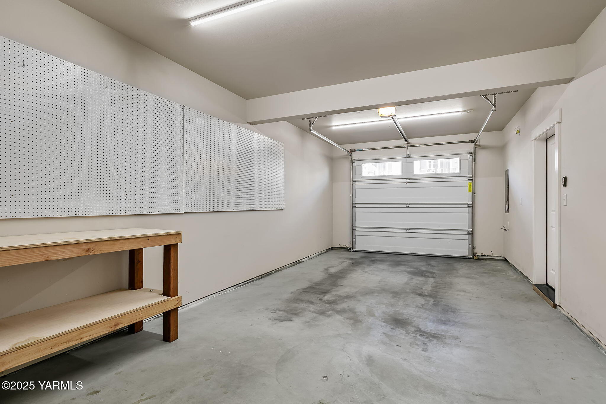 2600 Racquet Lane, Unit 8 Yakima, WA 98902 - Photo 17 of 18 a view of an empty room and garage