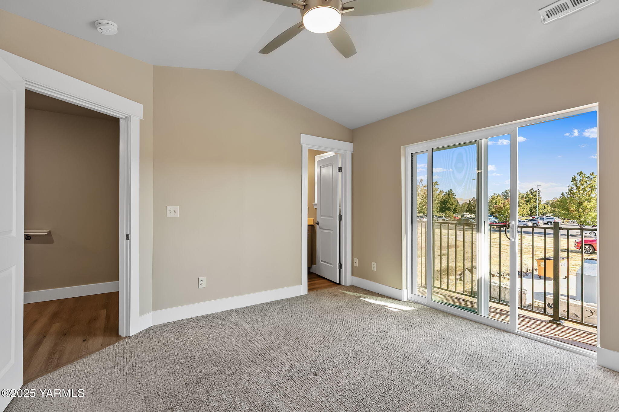 2600 Racquet Lane, Unit 8 Yakima, WA 98902 - Photo 9 of 18 a view of a livingroom with a ceiling fan and window