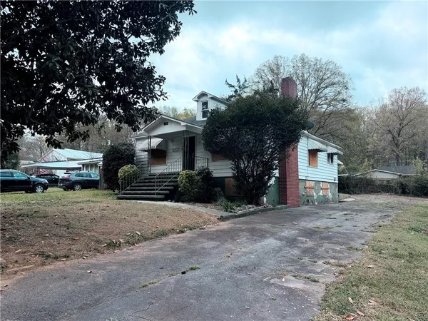 a view of a house with a yard