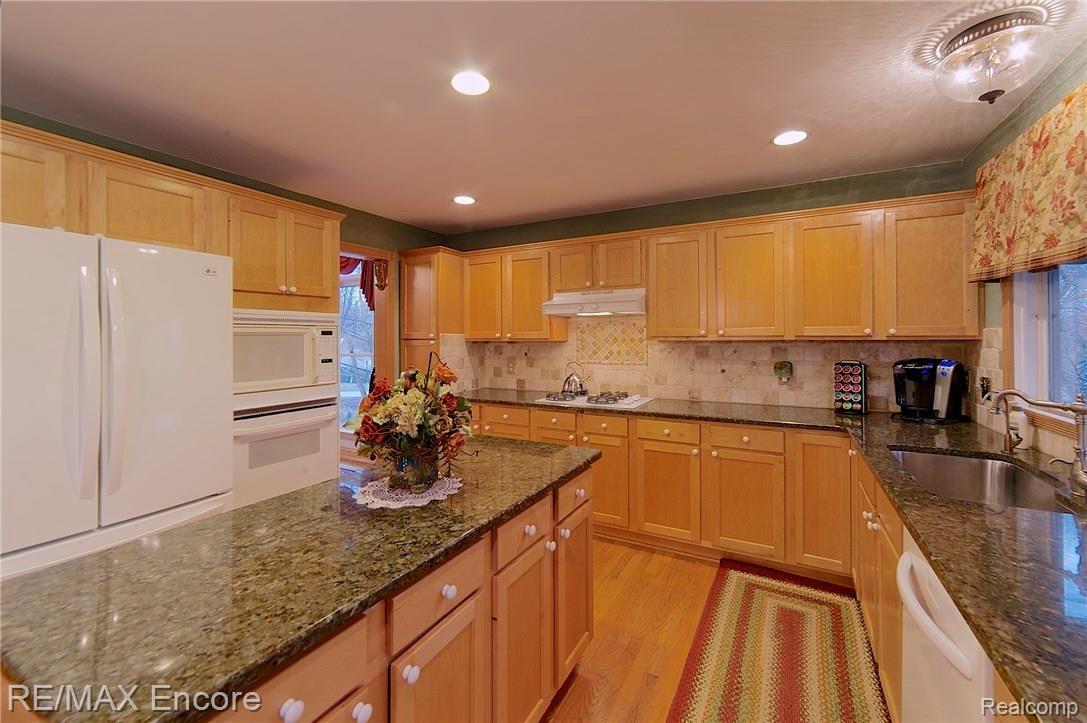 220 Oak Street Rochester, MI 48307 - Photo 11 of 54 Spacious counters with ample cabinet storage.