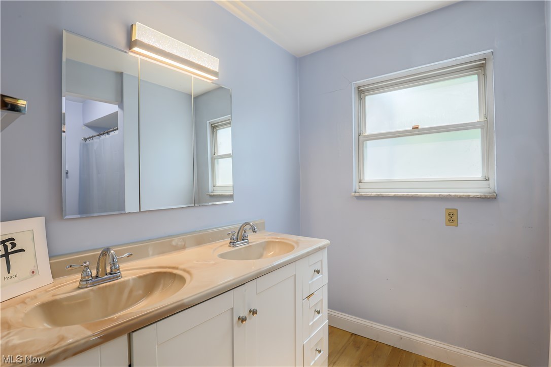 3018 Albion Road Cleveland, OH 44120 - Photo 17 of 30 Full Bathroom
