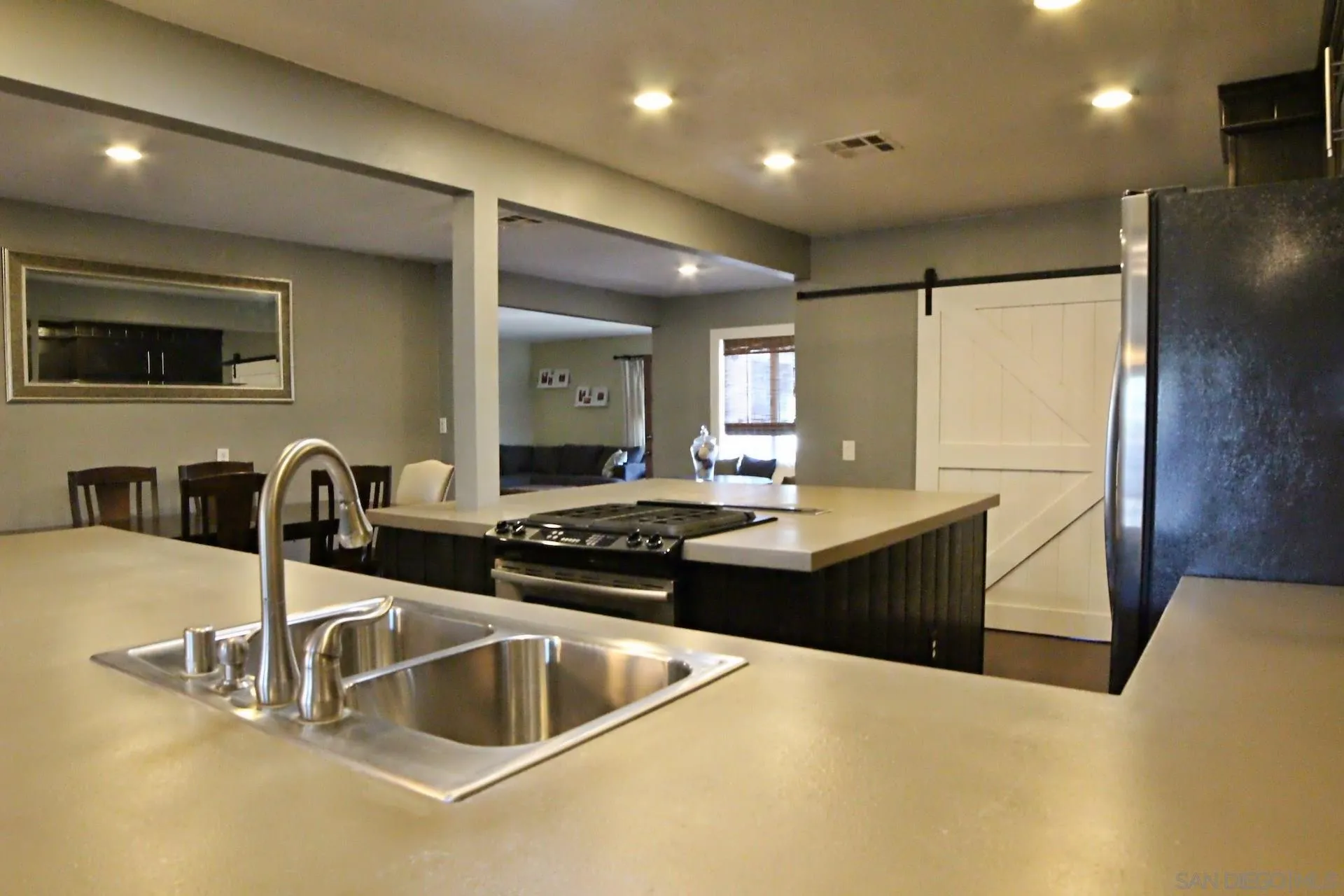 9272 Carthay Circle Spring Valley, CA 91977 - Photo 6 of 27 Gallery Image 6