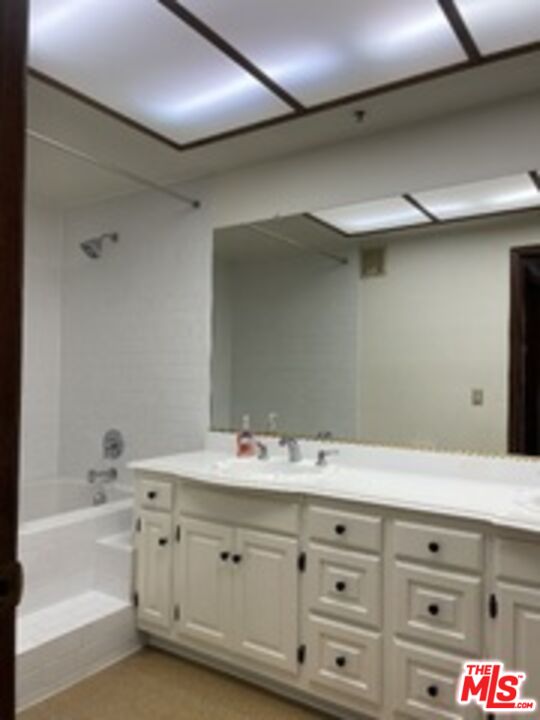 880 West 1st Street, Unit 613 Los Angeles, CA 90012 - Photo 14 of 27 a bathroom with a sink and a bathtub