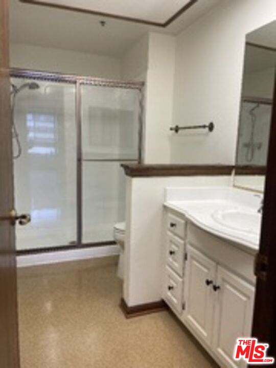 880 West 1st Street, Unit 613 Los Angeles, CA 90012 - Photo 17 of 27 a bathroom with a shower and a sink