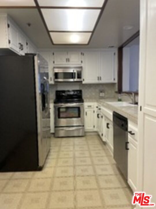 880 West 1st Street, Unit 613 Los Angeles, CA 90012 - Photo 4 of 27 a kitchen with stainless steel appliances a refrigerator and a stove