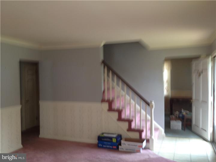 36 South Malin Road Broomall, PA 19008 - Photo 4 of 25 Living Room