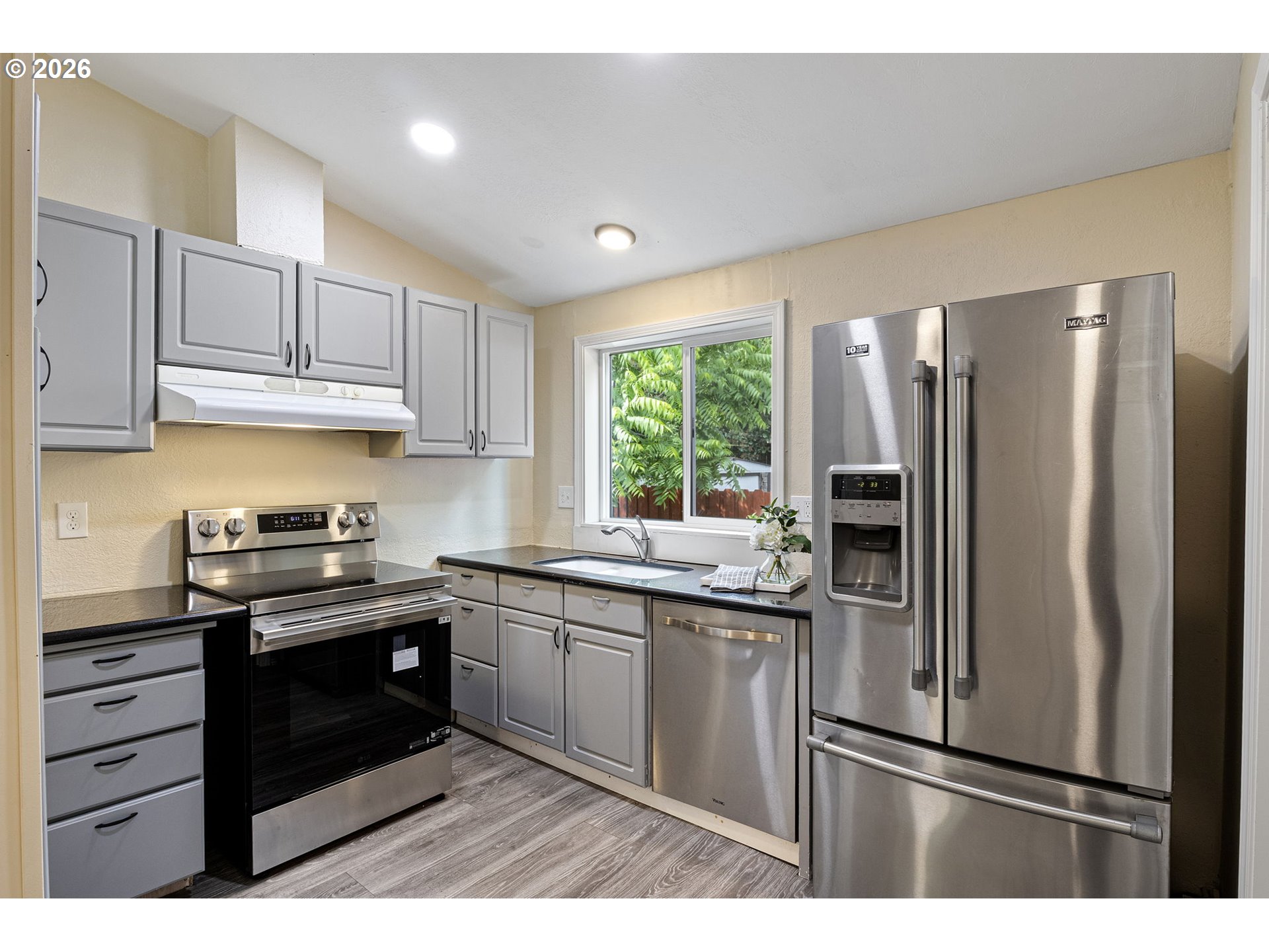 9700 Southwest Tualatin Road, Unit 18 Tualatin, OR 97062 - Photo 5 of 24 Kitchen