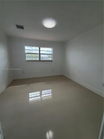 $2,500 | 1550 West 7th Court, Unit 18, Hialeah, FL 33010