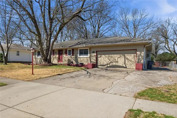 $275,000 | 713 South Sunset Drive, Olathe, KS 66061