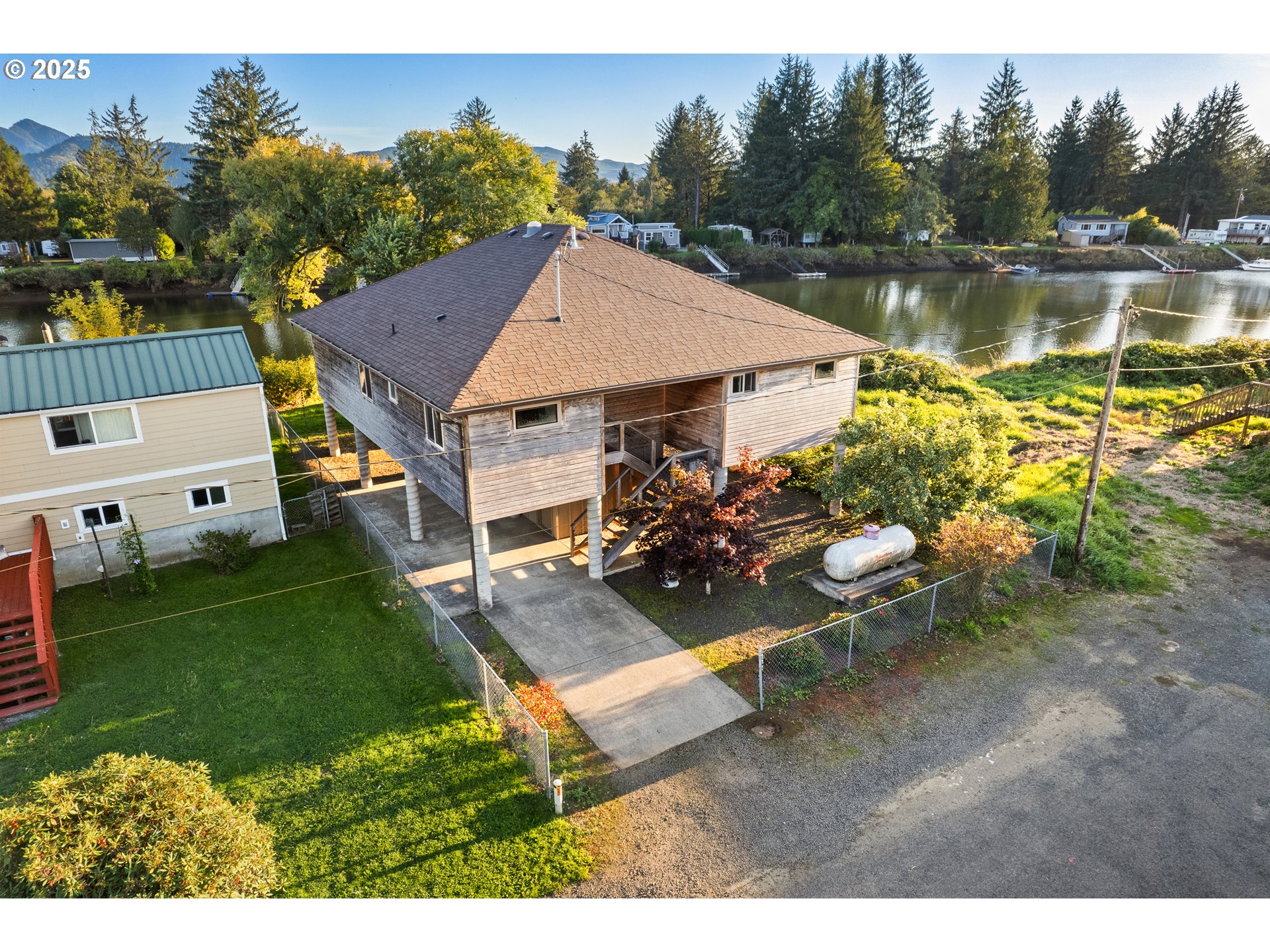 a view of a house with a yard table and chairs